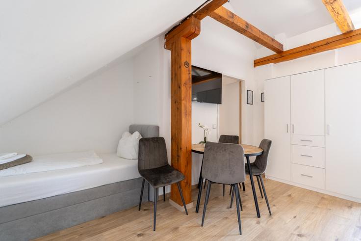 Elegant gestaltetes Wohnzimmer mit moderner Einrichtung in einer Wohnung im Building Judendorfer Straße - coyhomes - 1354499 in Leoben, Leoben