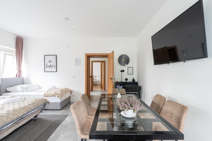 Salle de séjour élégante avec mobilier moderne dans un appartement à Building Bahnhofstraße - coyhomes - 1354501 à Purkersdorf, Purkersdorf