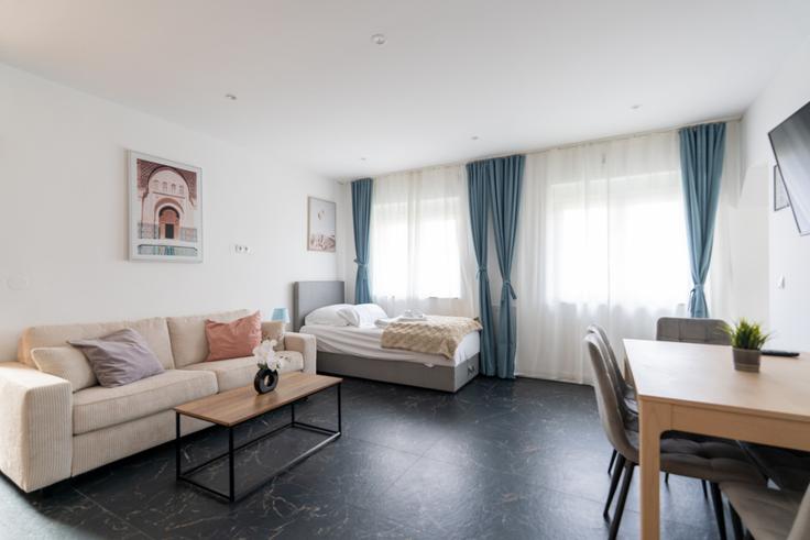Building Bahnhofstraße - coyhomes - 1354502 adresindeki bir dairede modern mobilyalarla zarif bir şekilde tasarlanmış oturma odası Purkersdorf, Purkersdorf Building Bahnhofstraße - coyhomes - 1354502 adresindeki bir dairede modern mobilyalarla zarif bir şekilde tasarlanmış oturma odası Purkersdorf, Purkersdorf