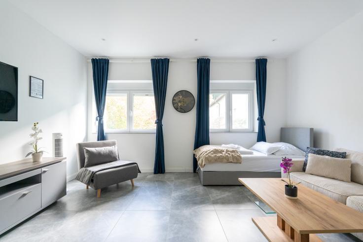 Salle de séjour élégante avec mobilier moderne dans un appartement à Building Bahnhofstraße - coyhomes - 1354503 à Purkersdorf, Purkersdorf