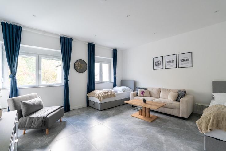 Building Bahnhofstraße - coyhomes - 1354503 adresindeki bir dairede modern mobilyalarla zarif bir şekilde tasarlanmış oturma odası Purkersdorf, Purkersdorf