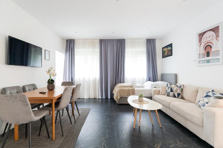 Salle de séjour élégante avec mobilier moderne dans un appartement à Building Bahnhofstraße - coyhomes - 1354504 à Purkersdorf, Purkersdorf