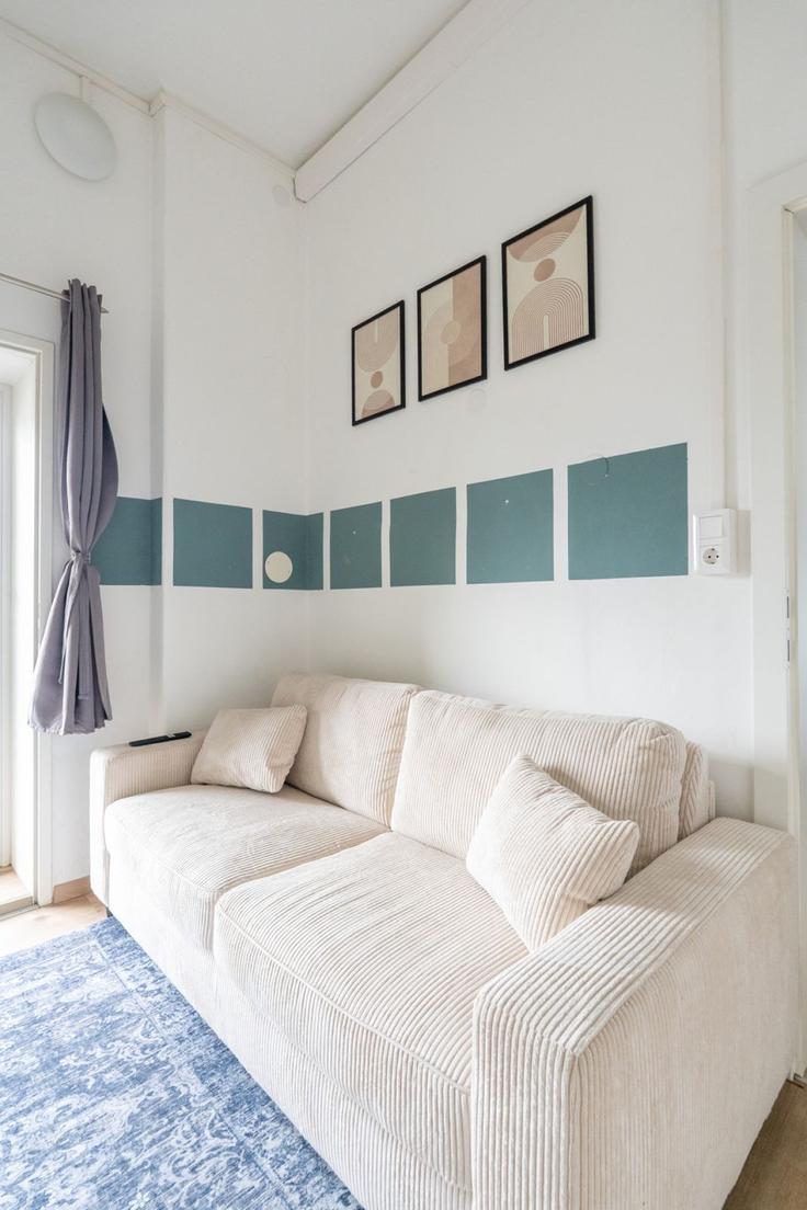 Elegante sala de estar con mobiliario moderno en un apartamento en Building Judendorfer Straße - coyhomes - 1354505 en Leoben, Leoben