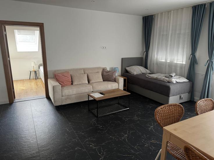 Elegant gestaltetes Wohnzimmer mit moderner Einrichtung in einer Wohnung im Building Judendorfer Straße - coyhomes - 1354505 in Leoben, Leoben