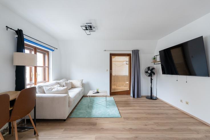 Sala de estar elegantemente projetada com móveis modernos em um apartamento no Building Haratzmüllerstraße - coyhomes - 1502456 em Steyr, Steyr Sala de estar elegantemente projetada com móveis modernos em um apartamento no Building Haratzmüllerstraße - coyhomes - 1502456 em Steyr, Steyr