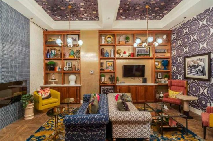 Cincinnati, Cincinnati에 위치한 Building Vine Street - cozestay - 1340387 아파트의 세련된 인테리어가 돋보이는 거실 Cincinnati, Cincinnati에 위치한 Building Vine Street - cozestay - 1340387 아파트의 세련된 인테리어가 돋보이는 거실