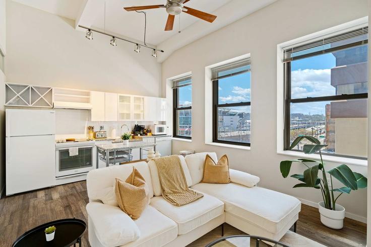 Elegante sala de estar con mobiliario moderno en un apartamento en Building Vine Street - cozestay - 1292408 - USA en Cincinnati, Cincinnati