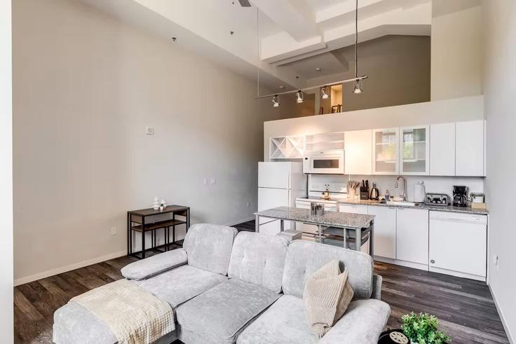 Elegante sala de estar con mobiliario moderno en un apartamento en Building Vine Street - cozestay - 1292414 - USA en Cincinnati, Cincinnati
