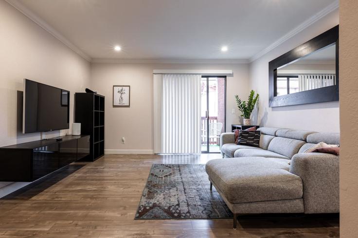 Elegante sala de estar con mobiliario moderno en un apartamento en Building Alta Carmel Court - cozy-casas-rentals - 1496398 en San Diego, San Diego