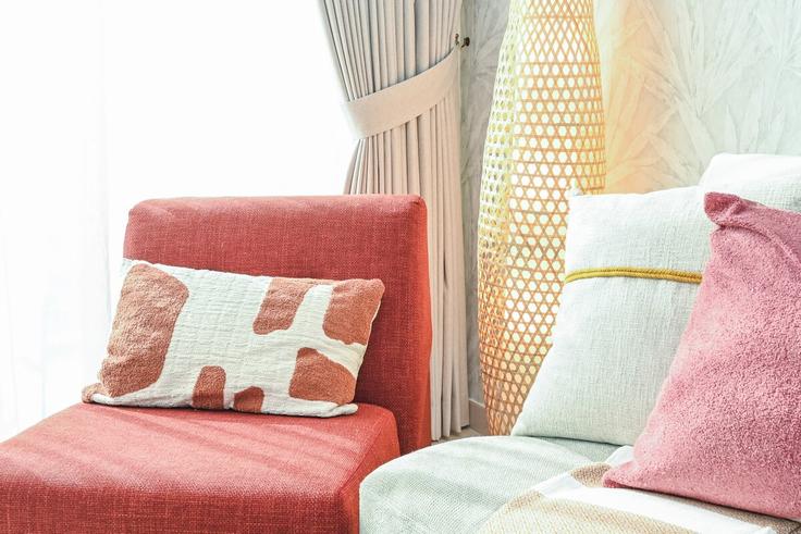 Sala de estar elegantemente projetada com móveis modernos em um apartamento no Building Burj Khalifa Boulevard - cozy-haven-vacation-homes - 1525019 em Burj Khalifa, Dubai