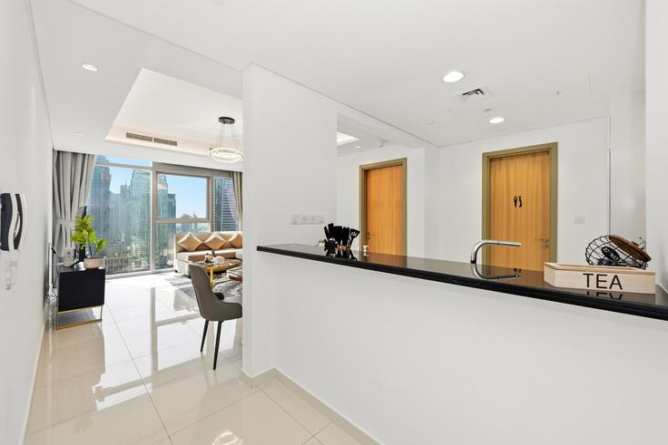 Elegant gestaltetes Wohnzimmer mit moderner Einrichtung in einer Wohnung im Building Al Mustaqbal Street - cozy-haven-vacation-homes - 1525021 in Business Bay, Dubai