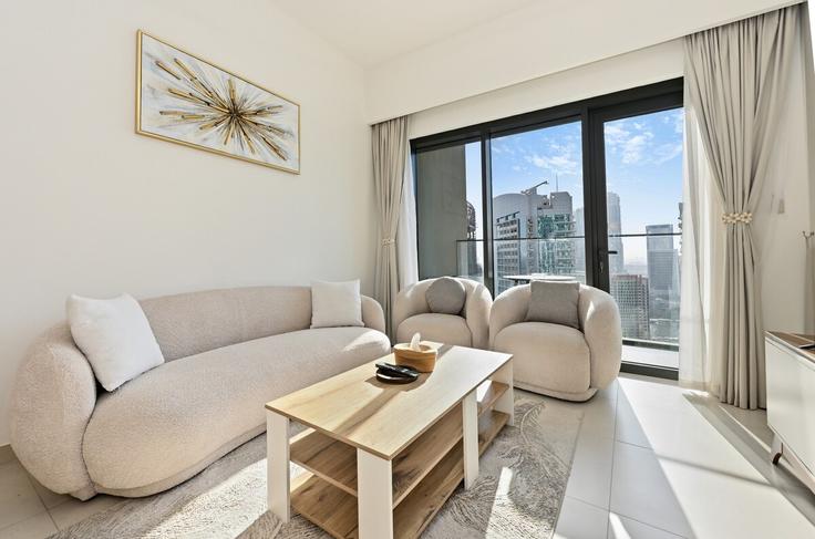 Elegant gestaltetes Wohnzimmer mit moderner Einrichtung in einer Wohnung im Building Burj Khalifa Boulevard - cozy-haven-vacation-homes - 1525020 in Burj Khalifa, Dubai Elegant gestaltetes Wohnzimmer mit moderner Einrichtung in einer Wohnung im Building Burj Khalifa Boulevard - cozy-haven-vacation-homes - 1525020 in Burj Khalifa, Dubai