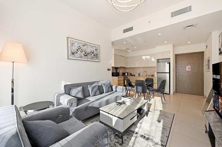 Sala de estar elegantemente projetada com móveis modernos em um apartamento no Building Burj Khalifa Boulevard - cozy-haven-vacation-homes - 1525022 em Burj Khalifa, Dubai