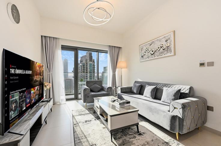 Sala de estar elegantemente projetada com móveis modernos em um apartamento no Building Burj Khalifa Boulevard - cozy-haven-vacation-homes - 1525022 em Burj Khalifa, Dubai