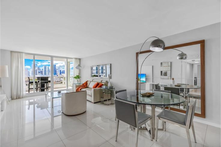 Building North Bayshore Drive - cozygroup - 1264177 - MIA adresindeki bir dairede modern mobilyalarla zarif bir şekilde tasarlanmış oturma odası Miami, Miami