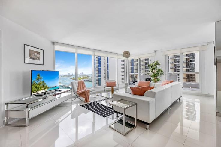 Elegant gestaltetes Wohnzimmer mit moderner Einrichtung in einer Wohnung im Building North Bayshore Drive - cozygroup - 1437610 in Miami, Miami Elegant gestaltetes Wohnzimmer mit moderner Einrichtung in einer Wohnung im Building North Bayshore Drive - cozygroup - 1437610 in Miami, Miami