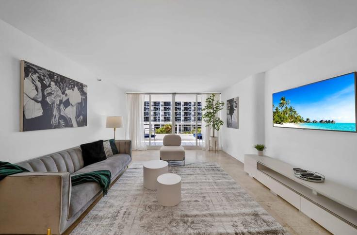 Sala de estar elegantemente projetada com móveis modernos em um apartamento no Building North Bayshore Drive - cozygroup - 1437602 em Miami, Miami Sala de estar elegantemente projetada com móveis modernos em um apartamento no Building North Bayshore Drive - cozygroup - 1437602 em Miami, Miami