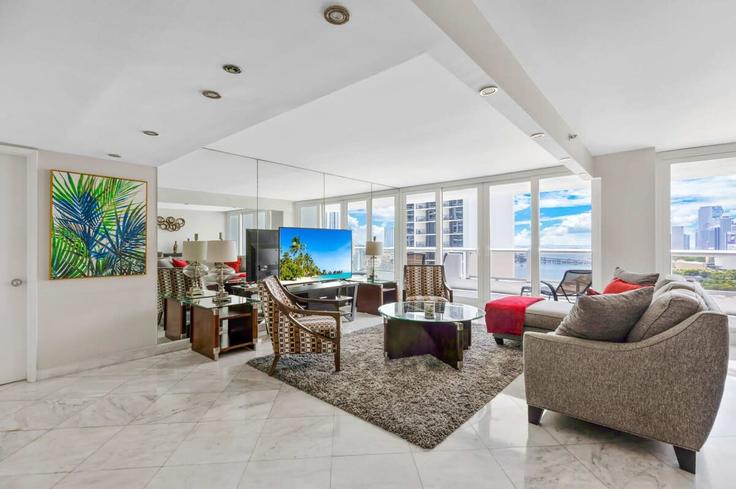 Elegant gestaltetes Wohnzimmer mit moderner Einrichtung in einer Wohnung im Building North Bayshore Drive - cozygroup - 1437617 in Miami, Miami Elegant gestaltetes Wohnzimmer mit moderner Einrichtung in einer Wohnung im Building North Bayshore Drive - cozygroup - 1437617 in Miami, Miami
