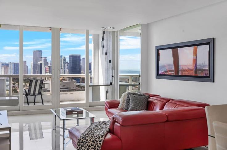 Elegant gestaltetes Wohnzimmer mit moderner Einrichtung in einer Wohnung im Building North Bayshore Drive - cozygroup - 1054078 - MIA in Miami, Miami