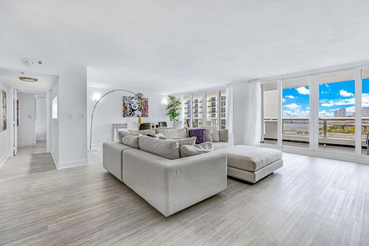 Salle de séjour élégante avec mobilier moderne dans un appartement à Building North Bayshore Drive - cozygroup - 1437614 à Miami, Miami Salle de séjour élégante avec mobilier moderne dans un appartement à Building North Bayshore Drive - cozygroup - 1437614 à Miami, Miami