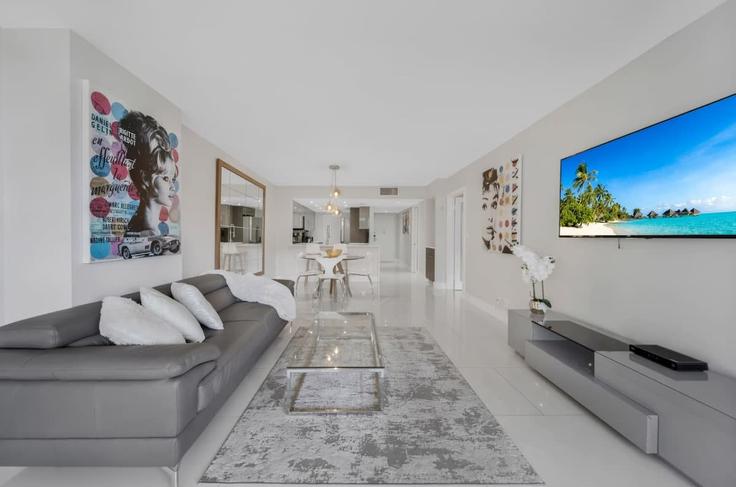 Sala de estar elegantemente projetada com móveis modernos em um apartamento no Building North Bayshore Drive - cozygroup - 1054081 - MIA em Miami, Miami Sala de estar elegantemente projetada com móveis modernos em um apartamento no Building North Bayshore Drive - cozygroup - 1054081 - MIA em Miami, Miami