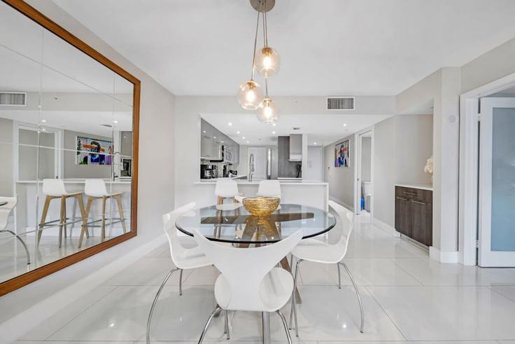 1 quarto mobiliado em apartamentos em North Bayshore Drive 1054081P, Miami, Miami, foto 1