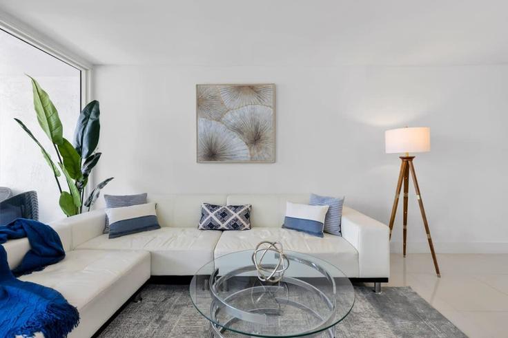 Elegant gestaltetes Wohnzimmer mit moderner Einrichtung in einer Wohnung im Building North Bayshore Drive - cozygroup - 1054079 - MIA in Miami, Miami