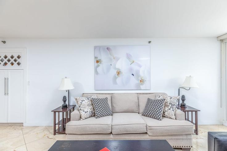 Salle de séjour élégante avec mobilier moderne dans un appartement à Building North Bayshore Drive - cozygroup - 1437616 à Miami, Miami