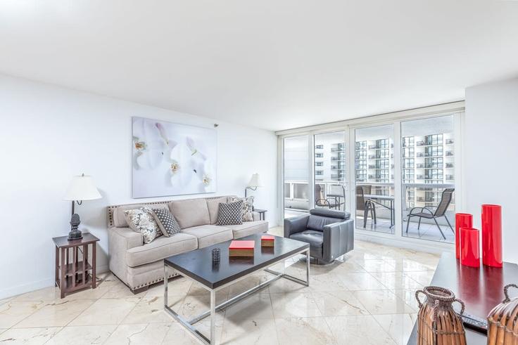 Miami, Miami에 위치한 Building North Bayshore Drive - cozygroup - 1437616 유닛의 세련된 인테리어가 돋보이는 거실 Miami, Miami에 위치한 Building North Bayshore Drive - cozygroup - 1437616 유닛의 세련된 인테리어가 돋보이는 거실