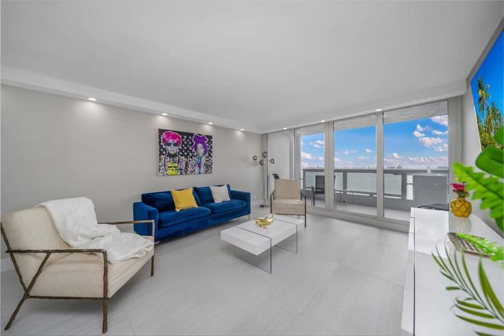 Elegant gestaltetes Wohnzimmer mit moderner Einrichtung in einer Wohnung im Building North Bayshore Drive - cozygroup - 1437609 in Miami, Miami