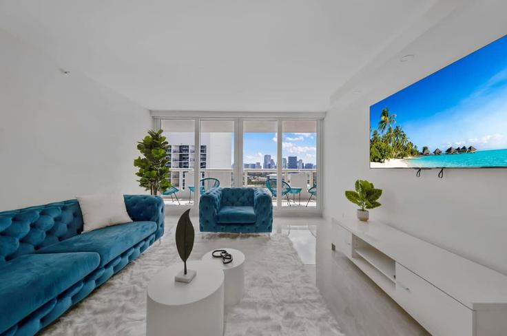 Elegant gestaltetes Wohnzimmer mit moderner Einrichtung in einer Wohnung im Building North Bayshore Drive - cozygroup - 1437613 in Miami, Miami Elegant gestaltetes Wohnzimmer mit moderner Einrichtung in einer Wohnung im Building North Bayshore Drive - cozygroup - 1437613 in Miami, Miami