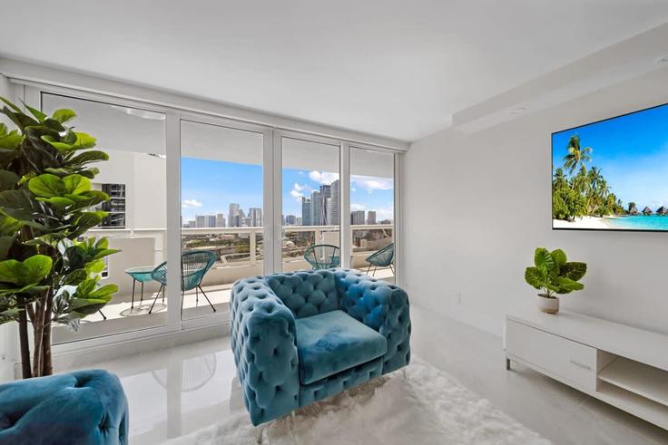 Miami MiamiのBuilding North Bayshore Drive - cozygroup - 1437613のアパートメントにある、モダンな家具を備えたエレガントなデザインのリビングルーム Miami MiamiのBuilding North Bayshore Drive - cozygroup - 1437613のアパートメントにある、モダンな家具を備えたエレガントなデザインのリビングルーム