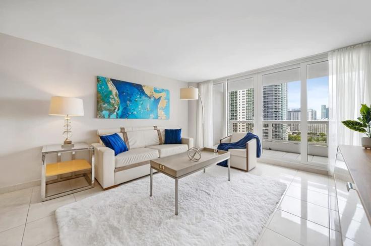 Elegant gestaltetes Wohnzimmer mit moderner Einrichtung in einer Wohnung im Building North Bayshore Drive - cozygroup - 1437611 in Miami, Miami Elegant gestaltetes Wohnzimmer mit moderner Einrichtung in einer Wohnung im Building North Bayshore Drive - cozygroup - 1437611 in Miami, Miami