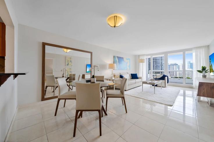 Salle de séjour élégante avec mobilier moderne dans un appartement à Building North Bayshore Drive - cozygroup - 1437611 à Miami, Miami Salle de séjour élégante avec mobilier moderne dans un appartement à Building North Bayshore Drive - cozygroup - 1437611 à Miami, Miami