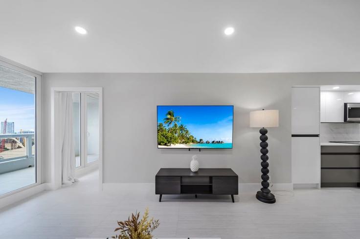 Sala de estar elegantemente projetada com móveis modernos em um apartamento no Building North Bayshore Drive - cozygroup - 1054109 - MIA em Miami, Miami