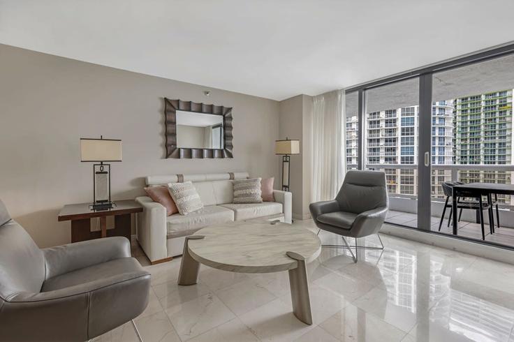 Miami MiamiのBuilding North Bayshore Drive - cozygroup - 1644413のアパートメントにある、モダンな家具を備えたエレガントなデザインのリビングルーム Miami MiamiのBuilding North Bayshore Drive - cozygroup - 1644413のアパートメントにある、モダンな家具を備えたエレガントなデザインのリビングルーム