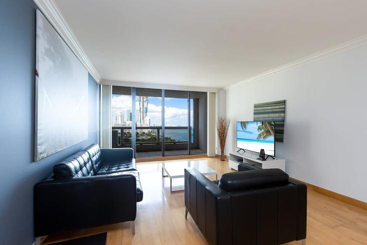 Sala de estar elegantemente projetada com móveis modernos em um apartamento no Building North Bayshore Drive - cozygroup - 1054091 - MIA em Miami, Miami