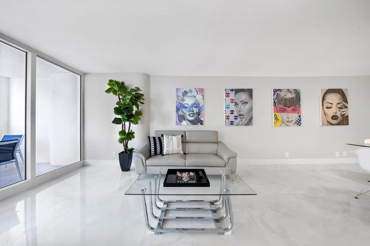 Elegante sala de estar con mobiliario moderno en un apartamento en Building North Bayshore Drive - cozygroup - 1054100 - MIA en Miami, Miami