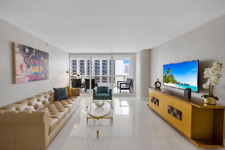 Salle de séjour élégante avec mobilier moderne dans un appartement à Building North Bayshore Drive - cozygroup - 1644415 à Miami, Miami