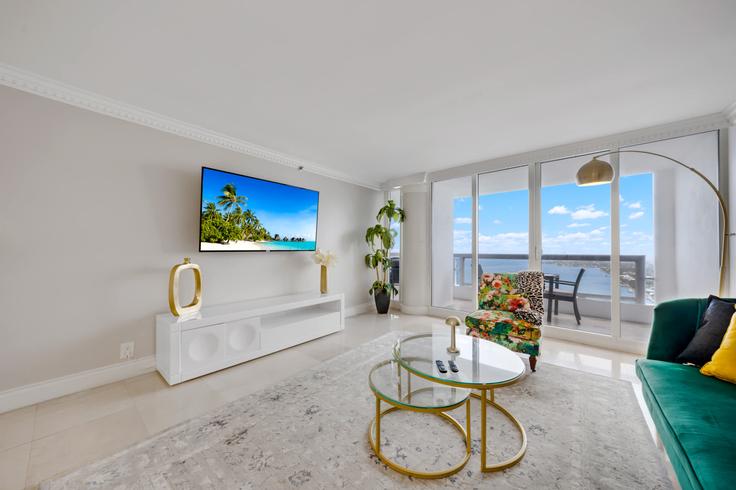 Salle de séjour élégante avec mobilier moderne dans un appartement à Building North Bayshore Drive - cozygroup - 1054080 à Miami, Miami