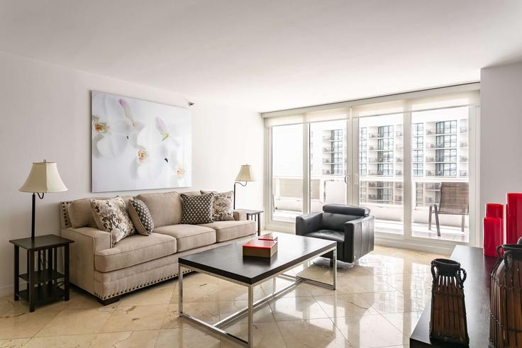 Miami MiamiのBuilding North Bayshore Drive - cozygroup - 1644414のアパートメントにある、モダンな家具を備えたエレガントなデザインのリビングルーム Miami MiamiのBuilding North Bayshore Drive - cozygroup - 1644414のアパートメントにある、モダンな家具を備えたエレガントなデザインのリビングルーム