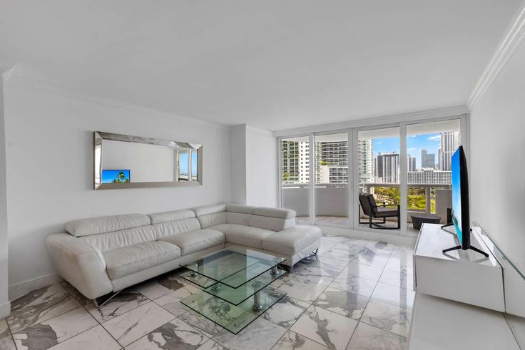 Miami, Miami에 위치한 Building North Bayshore Drive - cozygroup - 1437608 유닛의 세련된 인테리어가 돋보이는 거실