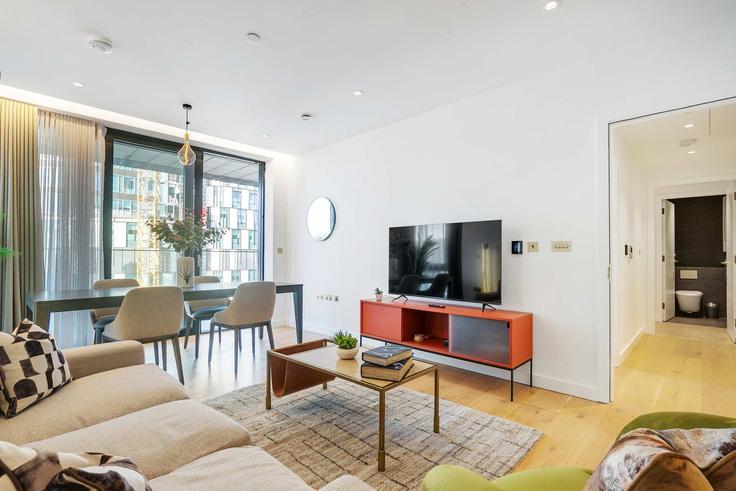 Elegant gestaltetes Wohnzimmer mit moderner Einrichtung in einer Wohnung im Building Camley Street - cozygroup - 1296221 - LON in London Borough of Camden, London