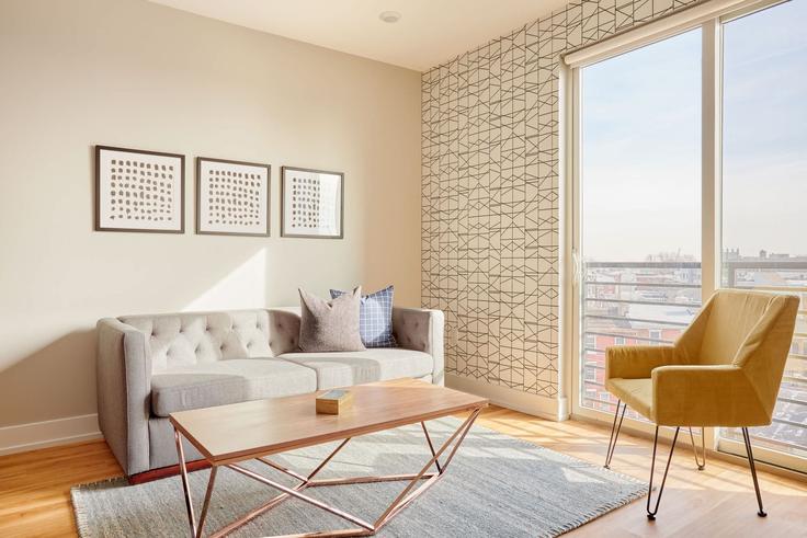 Salle de séjour élégante avec mobilier moderne dans un appartement à Building Frankford Avenue - cozygroup - 1643702 à Philadelphia, Philadelphia Salle de séjour élégante avec mobilier moderne dans un appartement à Building Frankford Avenue - cozygroup - 1643702 à Philadelphia, Philadelphia