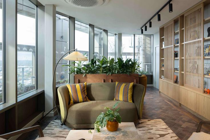 Elegant gestaltetes Wohnzimmer mit moderner Einrichtung in einer Wohnung im Building Wales Farm Road - cozygroup - 1520217 in London Borough of Ealing, London Elegant gestaltetes Wohnzimmer mit moderner Einrichtung in einer Wohnung im Building Wales Farm Road - cozygroup - 1520217 in London Borough of Ealing, London