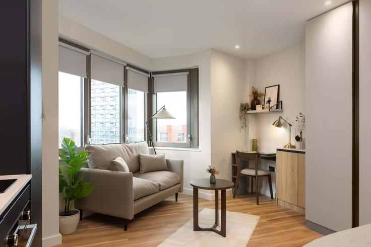 Salle de séjour élégante avec mobilier moderne dans un appartement à Building Wales Farm Road - cozygroup - 1505799 à London Borough of Ealing, London Salle de séjour élégante avec mobilier moderne dans un appartement à Building Wales Farm Road - cozygroup - 1505799 à London Borough of Ealing, London