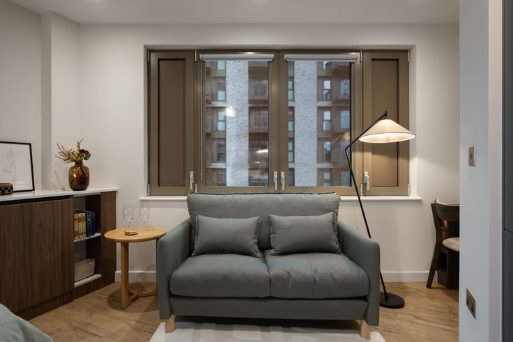 Salle de séjour élégante avec mobilier moderne dans un appartement à Building Wales Farm Road - cozygroup - 1505794 à London Borough of Ealing, London Salle de séjour élégante avec mobilier moderne dans un appartement à Building Wales Farm Road - cozygroup - 1505794 à London Borough of Ealing, London
