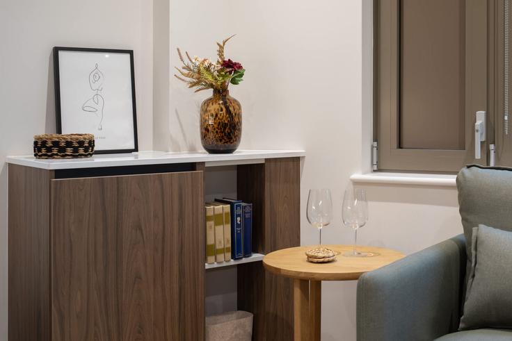 Sala de estar elegantemente projetada com móveis modernos em um apartamento no Building Wales Farm Road - cozygroup - 1520217 em London Borough of Ealing, London Sala de estar elegantemente projetada com móveis modernos em um apartamento no Building Wales Farm Road - cozygroup - 1520217 em London Borough of Ealing, London