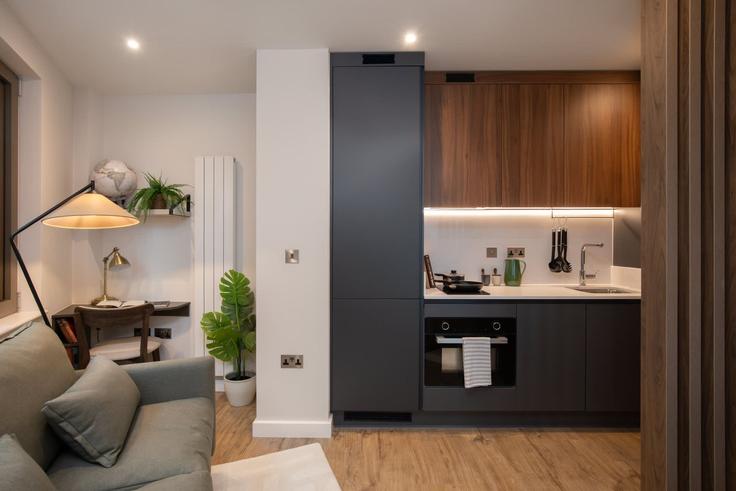 Salle de séjour élégante avec mobilier moderne dans un appartement à Building Wales Farm Road - cozygroup - 1510808 à London Borough of Ealing, London