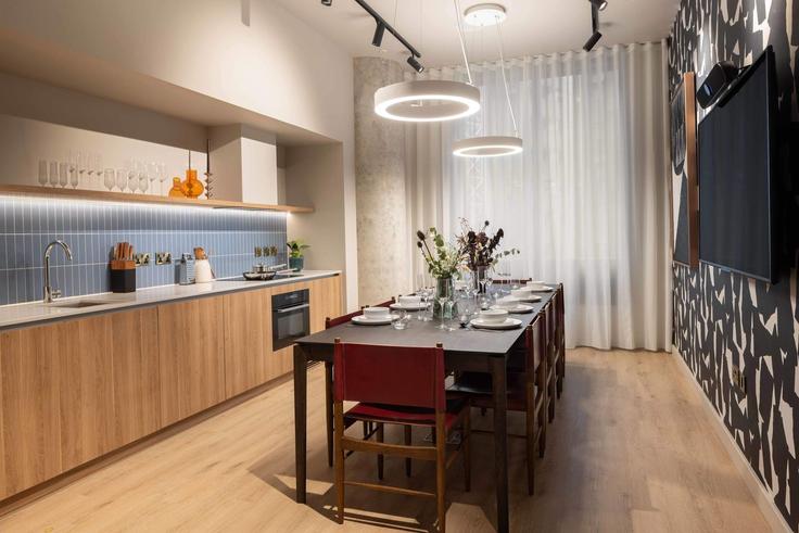 Mesa de jantar com cadeiras elegantes em um apartamento no Building Wales Farm Road - cozygroup - 1510816 em London Borough of Ealing, London